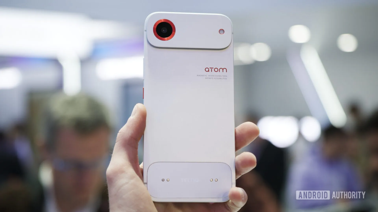 TECNO在MWC 2026展示4.9毫米模块化概念机 以磁