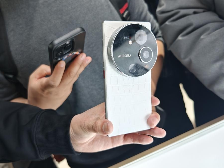 黄金版价格超10万元！追觅手机亮相AWE