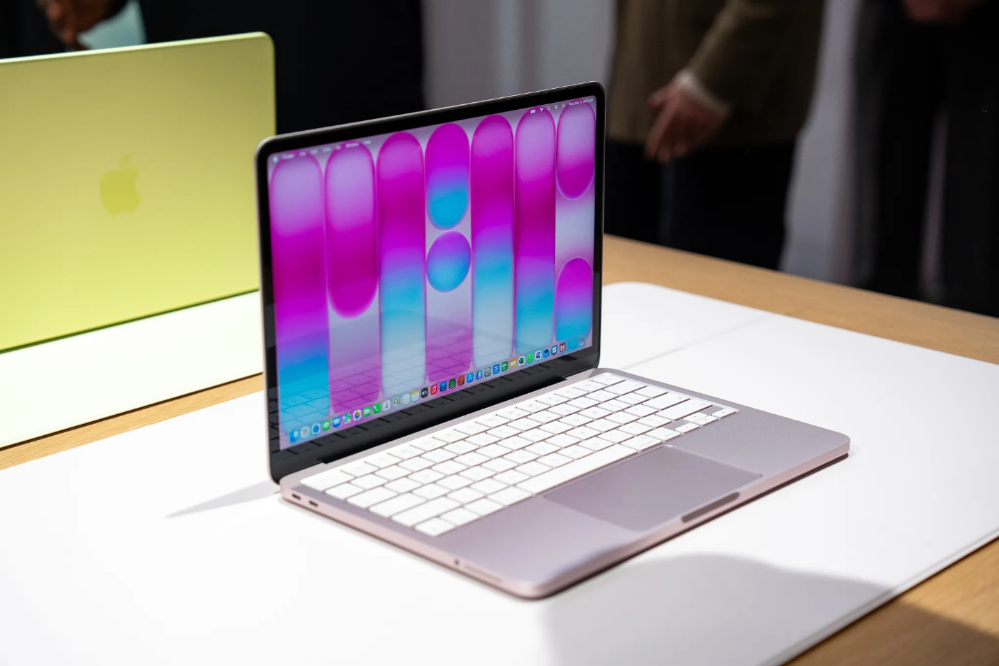 苹果也扛不住了？256GB“丐版”MacBook N