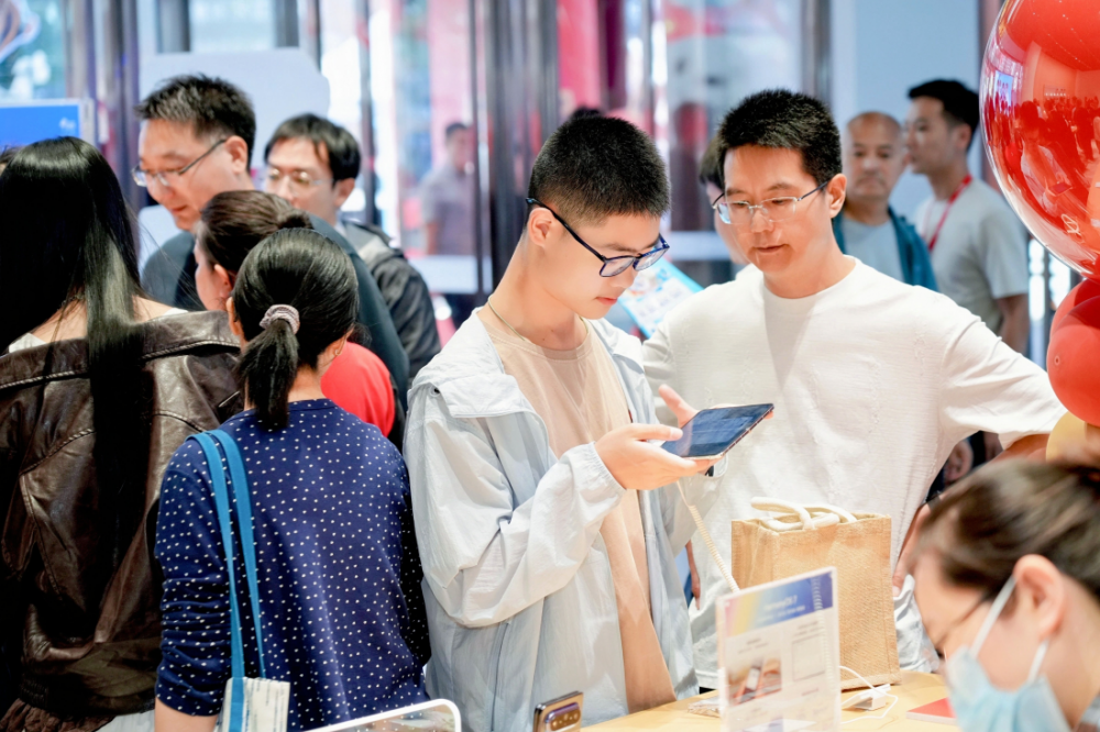 京东MALL成11.11折叠屏手机线下体验第一站